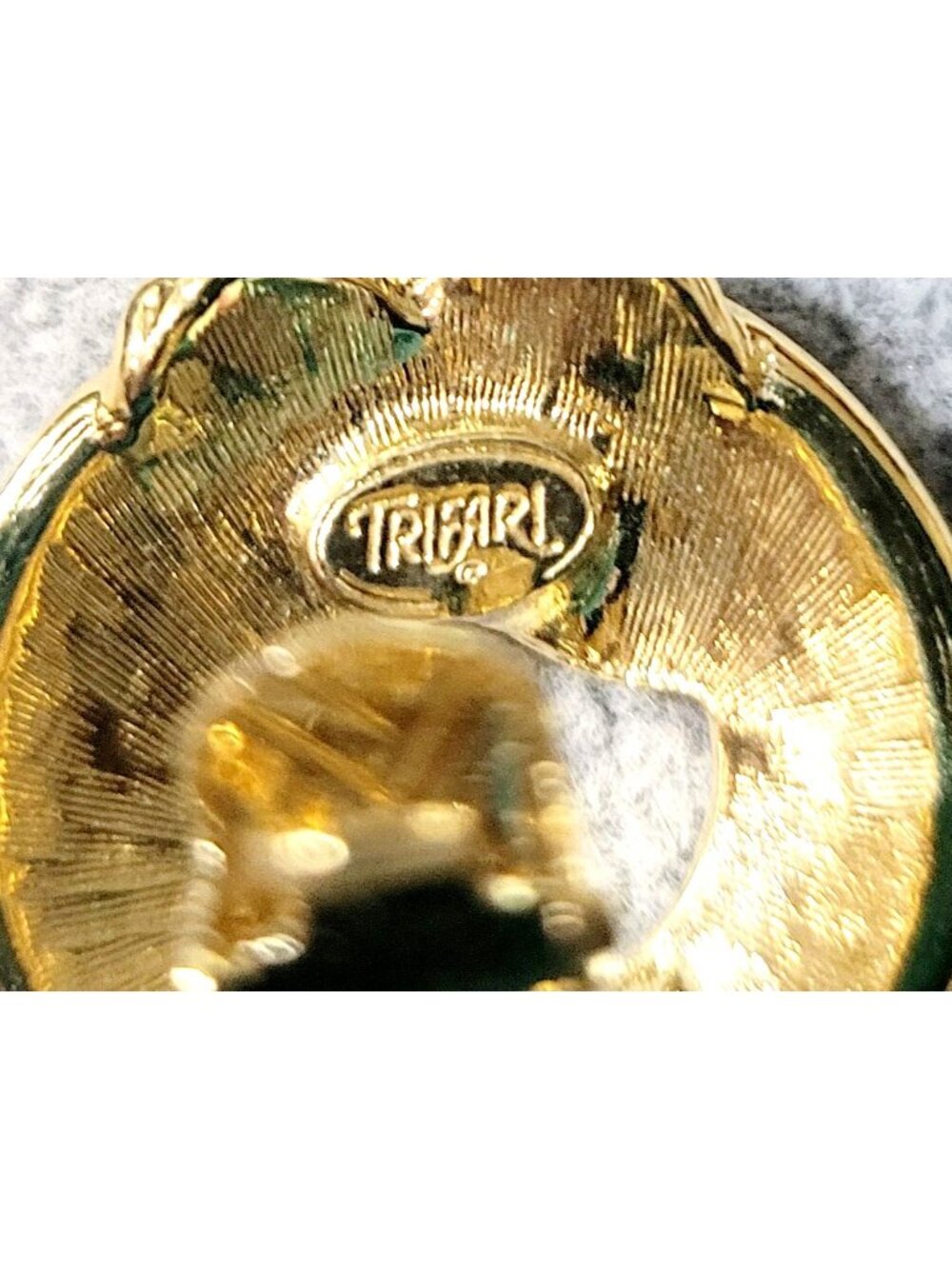 Vintage Trifari Gold Tone Knot Red Enamel Clip on Earrings 1980s Statement - Picture 7 of 8